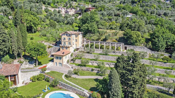 An aerial view of a villa with a swimming pool, surrounded by lush greenery and stone pathways. - Luxury 7BR Villa | Private Pool & Lake Garda View | Limonaia dei Dogi | Gargnano (Gargnano)
