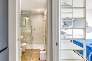 Shower, hair dryer, towels - Apartment 'La Terrasse De La Mer 6-Sea View, Wi-Fi and Air Conditioning (Begur)