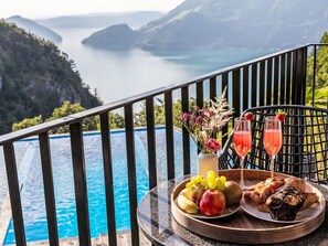 Outdoor dining - Villa Tauris Lake Lucerne Spa, Pool & Views by Interhome (Emmetten)