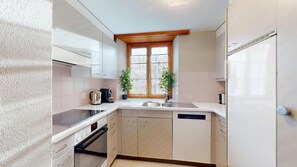 Fridge, oven, stovetop, dishwasher - Spacious 3-Bedroom Apartment with Balcony & Mountain Views in Champfèr (Champfèr)