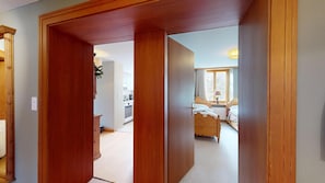 3 bedrooms, desk, WiFi, bed sheets - Spacious 3-Bedroom Apartment with Balcony & Mountain Views in Champfèr (Champfèr)