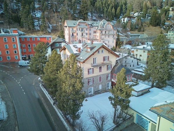 Exterior - Spacious 3-Bedroom Apartment with Balcony & Mountain Views in Champfèr (Champfèr)