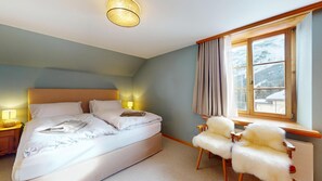 Desk, WiFi, bed sheets - Spacious 3-Bedroom Apartment with Balcony & Mountain Views in Champfèr (Champfèr)