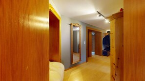 Interior - Spacious 3-Bedroom Apartment with Balcony & Mountain Views in Champfèr (Champfèr)