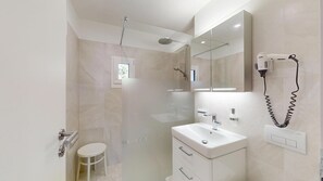 Shower, hair dryer, towels - 2½-room apartment on the 1st floor. (Silvaplana-Surlej)