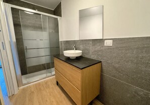 Asciugacapelli, asciugamani, sapone, carta igienica