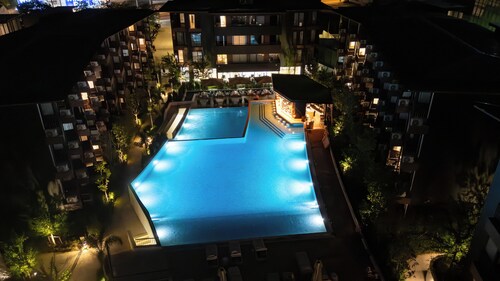 Brand New Prime Spot 1BR Pool Sauna C268