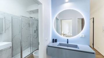 Doccia, bidet, asciugamani, shampoo