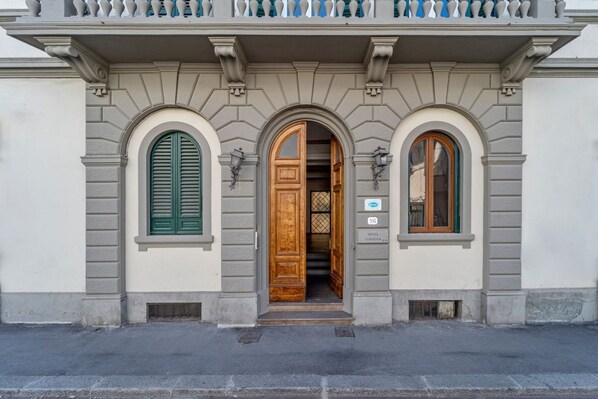 Exterior detail - Spacious ground-floor apartment recently renovated in a modern and minimalist style, located just a few steps from Piazza San Marco and Piazza della Libertà. Apartment features:- Spacious apartment recently renovated, located on the ground floor (only 3 (Florence)