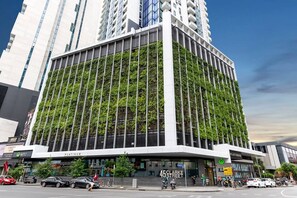 Exterior - Chic 2BR City Stay by Crown Casino, Skyline Views (Southbank)