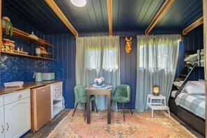 Room - Escape to our unique farmstay.  Room to breathe and space to move. (Gheerulla)