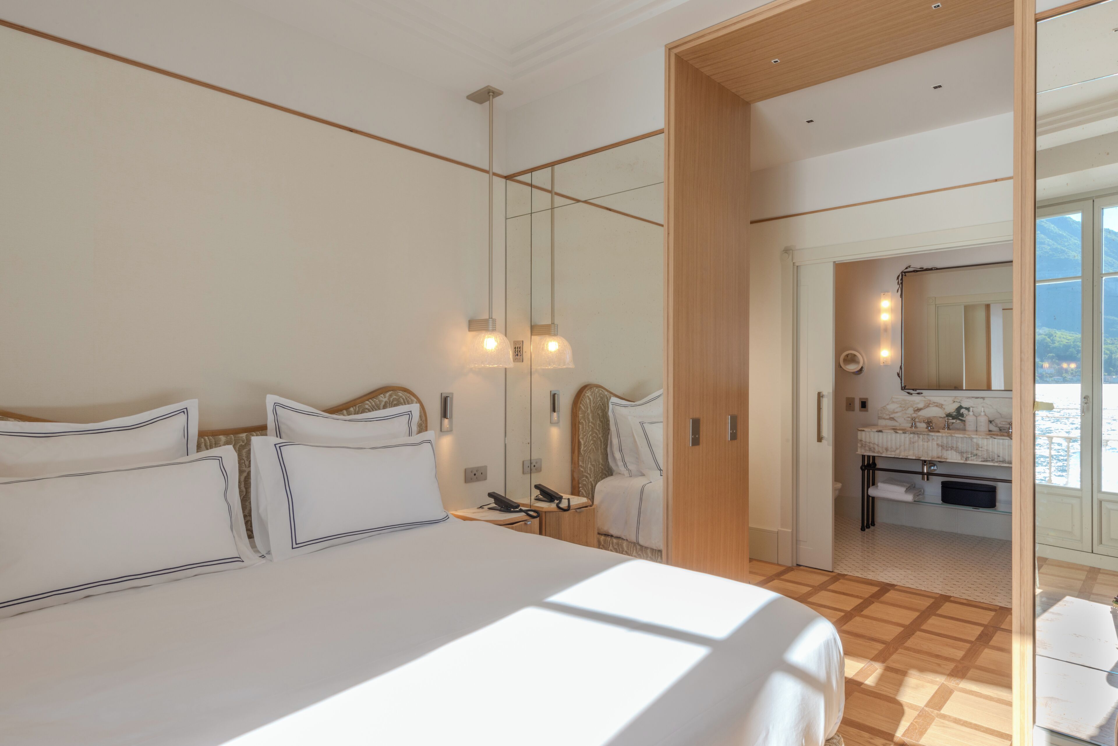 Habitación junior con 1 cama doble o 2 individuales, balcón, vistas al lago | Caja fuerte, cortinas opacas, sistema de insonorización