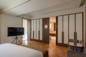 Minibar con artículos gratuitos, caja fuerte, cortinas opacas
