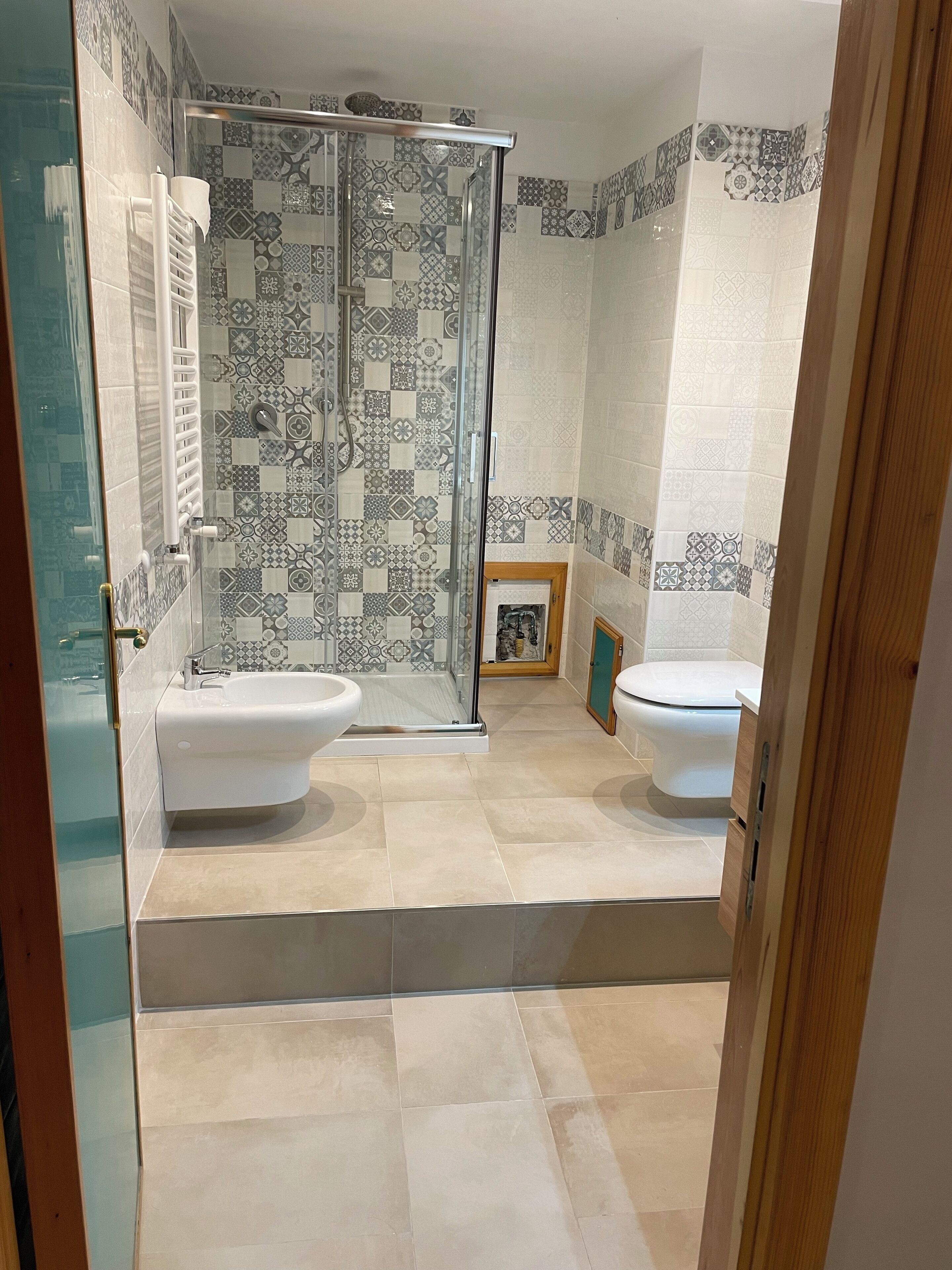 Ducha, secador de pelo, bidet, toallas