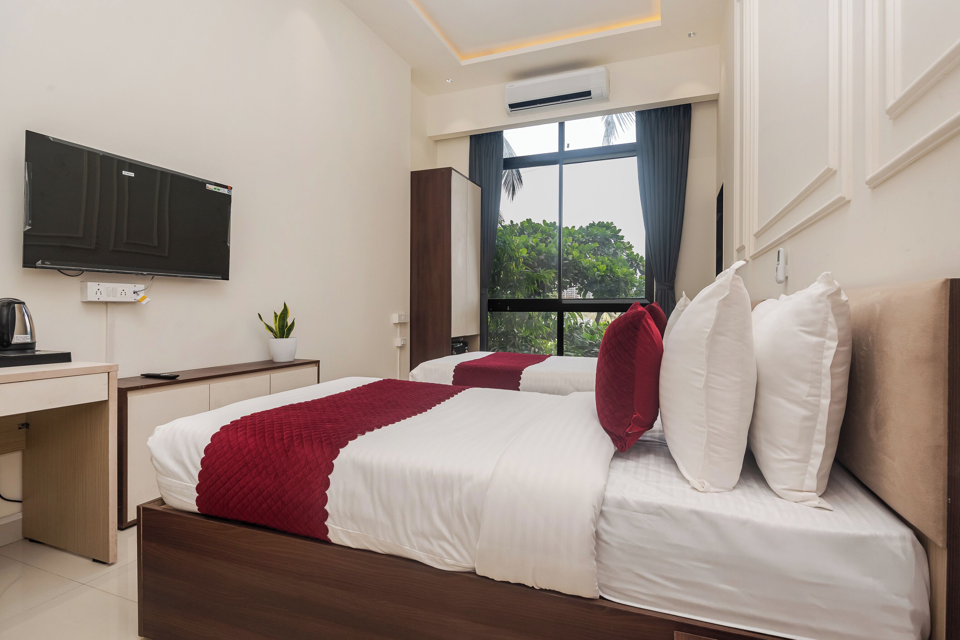 Suit Room | Desk, laptop workspace, free WiFi