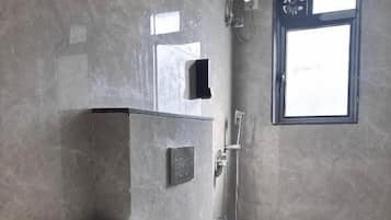 Articles de toilette gratuits, sĂšche-cheveux, serviettes fournies, savon