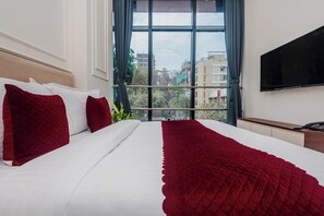 Quarto solteiro luxo, vista para a cidade | Escrivaninha, espaço de trabalho para notebook, Wi-Fi de cortesia