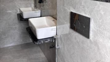 Articles de toilette gratuits, sĂšche-cheveux, serviettes fournies, savon