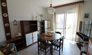 Apartemen, 1 kamar tidur, balkon, pemandangan samudra | Tempat makan