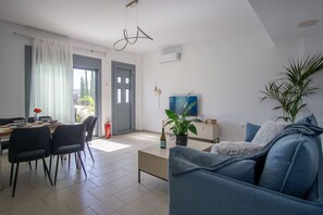 TV - Sweet Sissi 2BR Residence with Jacuzzi Sleeps 6 (Sisi)