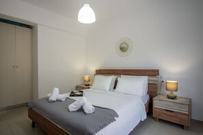 Iron/ironing board, travel cot, WiFi