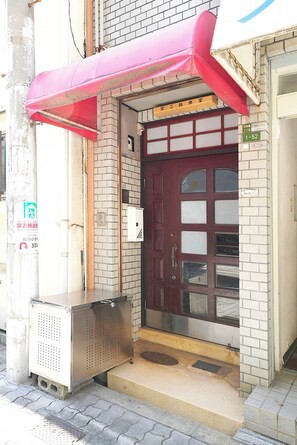 Exterior detail - Whole House near Umeda / 9 Guests / 6 Beds / 5min to Station / All Amenities (大阪市北区天神橋2丁目)