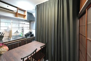 Dining - Vrbo Property (大阪市北区天神橋2丁目)