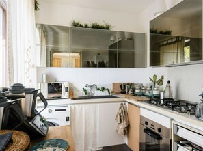 Kühlschrank, Mikrowelle, Ofen, Herdplatte