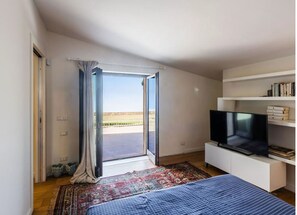 Tabla de planchar con plancha, cuna de viaje, wifi y ropa de cama 