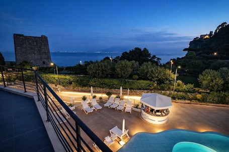 Terrace/patio. Hotiday Vico Equense Beach
