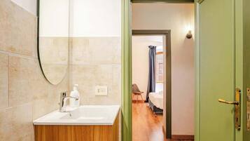 Doccia, asciugacapelli, shampoo