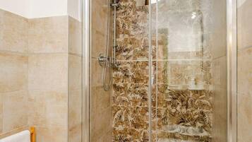 Regadera, secadora de cabello, shampoo