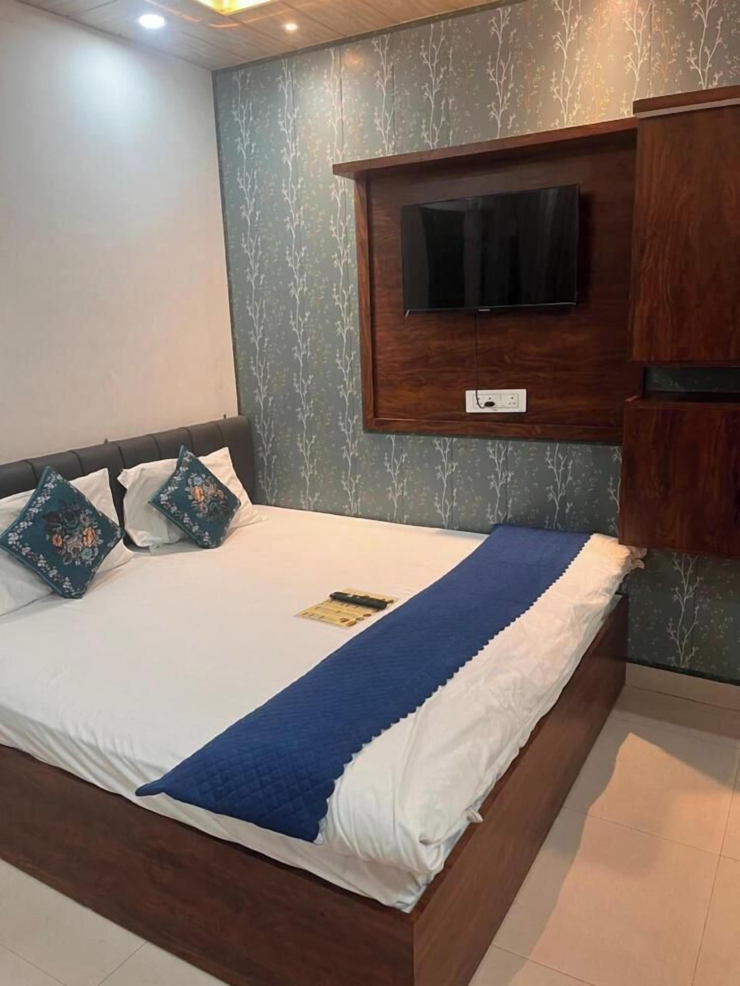 Deluxe 3 Bed Room | Free WiFi, bed sheets