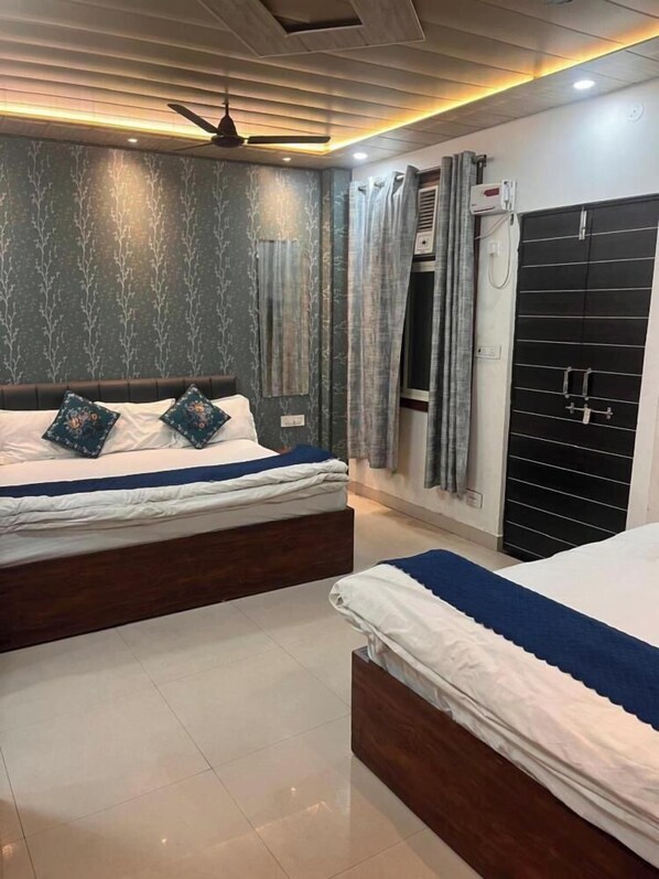 Super deluxe 6 Bed Room | Free WiFi, bed sheets