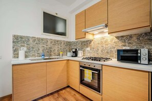 Frigorifero, microonde, forno, piano cottura