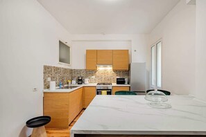 Fridge, microwave, oven, stovetop - Ampio Appartamento di Design nel Cuore di Roma (Rome)