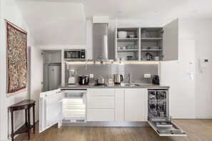 Fridge, microwave, oven, stovetop - By the Castle | Cozy & Comfy | Family-Friendly (Lisboa)