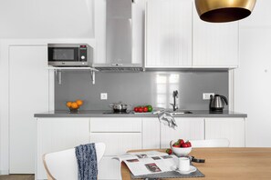 Fridge, microwave, oven, stovetop - By the Castle | Cozy & Comfy | Family-Friendly (Lisboa)