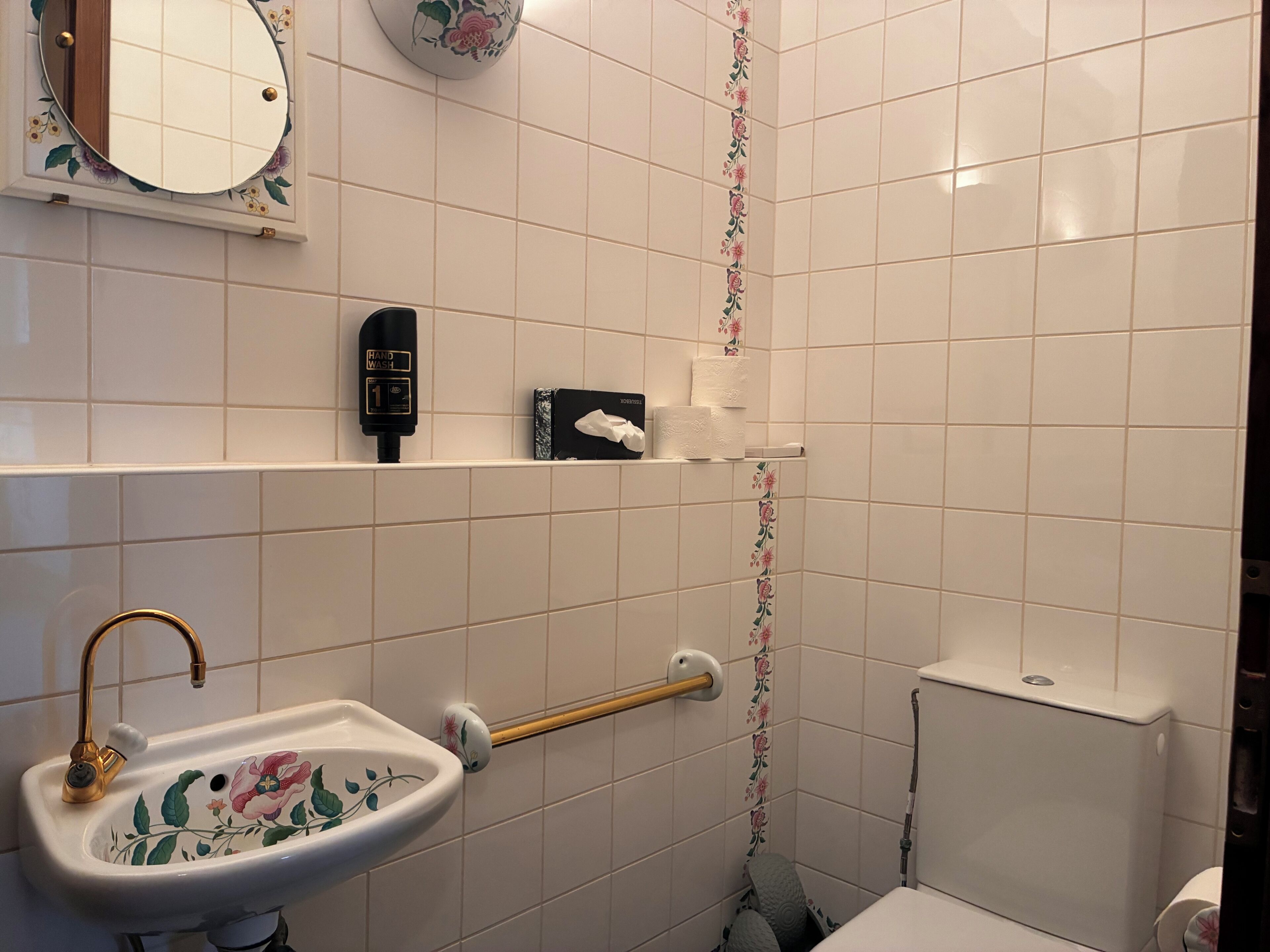 Baño con lavabo, inodoro y estación de lavado de manos.