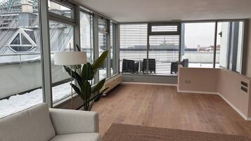 *Sky Penthouse* 3-Zimmer-Appartement mit Dachterrasse | Wohnbereich | 50-Zoll-Smart-TV mit Kabelempfang