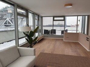 Penthouse Deluxe, quang cảnh thành phố | Khu phòng khách | Smart TV 50-inch có truyền hình cáp 