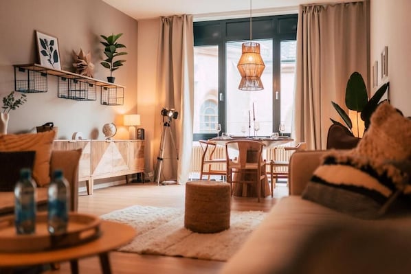 Comfort Apartment | Living area | 50-inch Smart TV with cable channels - Luga Homes - Augustusplatz (Leipzig)