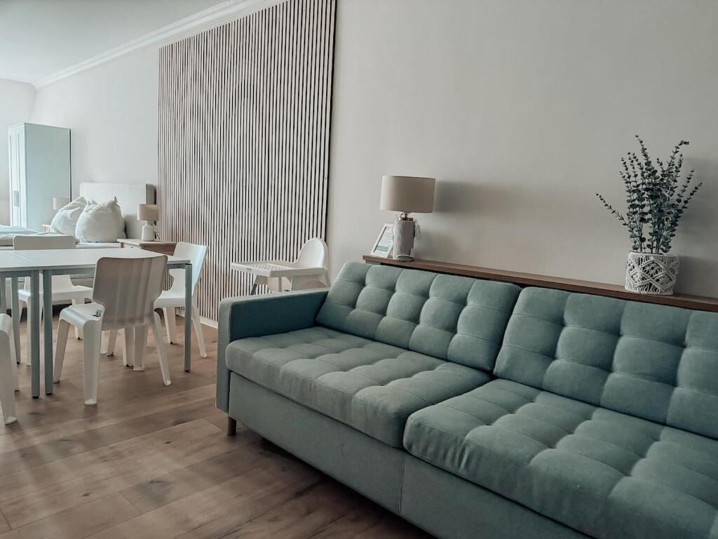 华丽顶层房, 城市景观 | 起居区 | 50-英寸智能电视（配备有线频道）