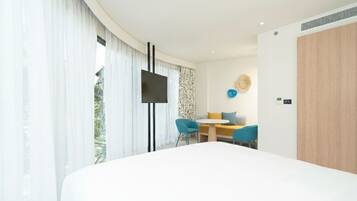 Suite, 1 Double Bed with Sofa bed, Corner | City view