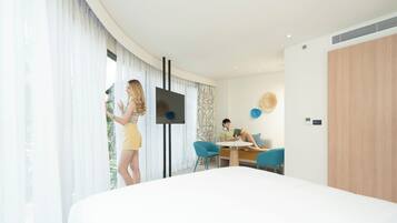 Suite Kota, 1 Tempat Tidur Double dengan tempat tidur Sofa | Seprai premium, minibar, brankas, dan didekorasi berbeda-beda
