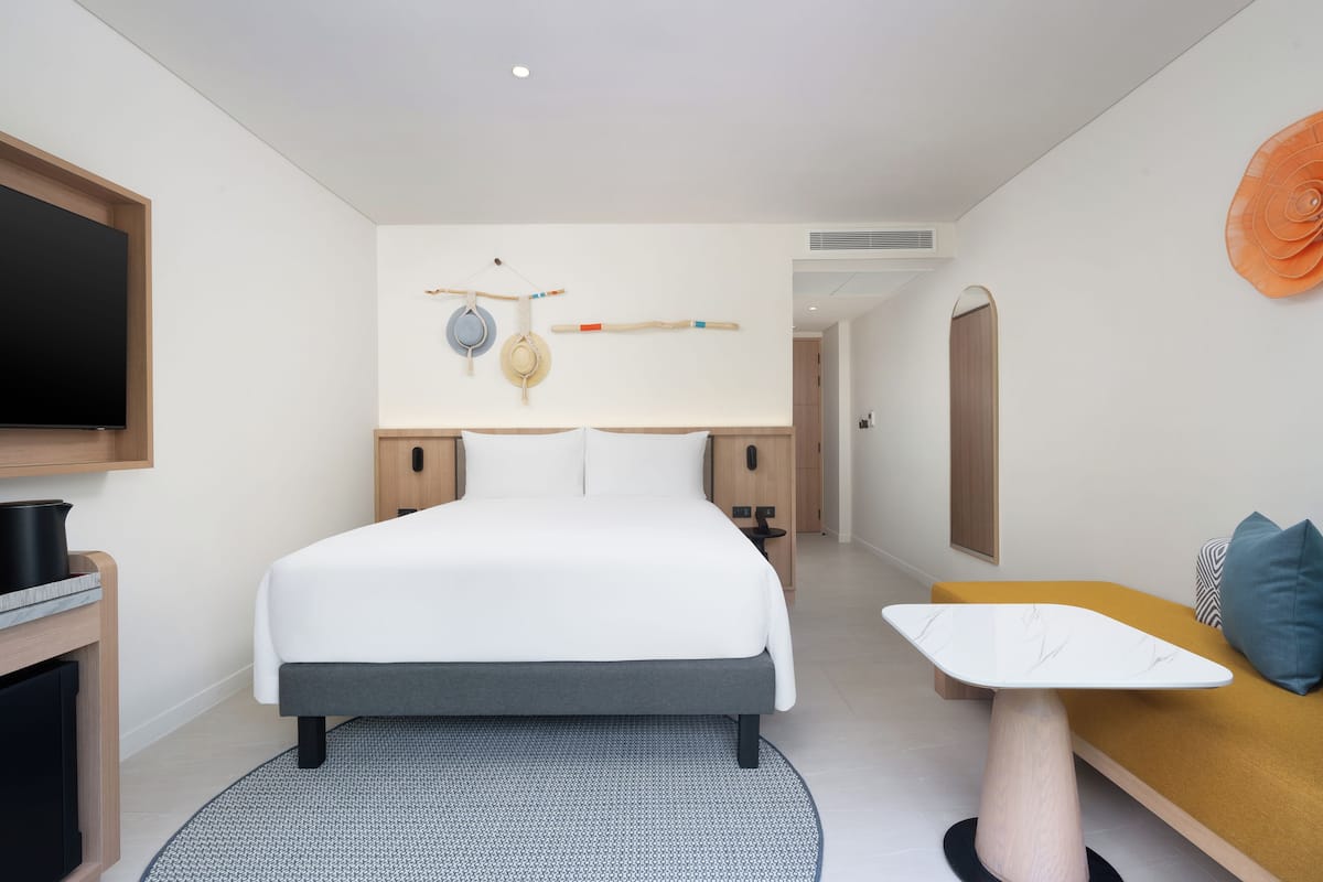 Habitación Premium, 1 cama matrimonial y sofá cama, balcón, vista a la ciudad | Ropa de cama de alta calidad y minibar