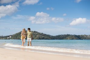 靠近海滩、白沙