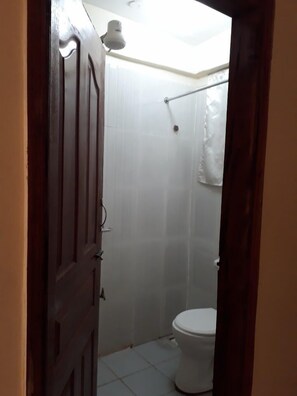 標準雙人房, 城市景 | 浴室 | 淋浴設備、拖鞋、提供毛巾、番梘