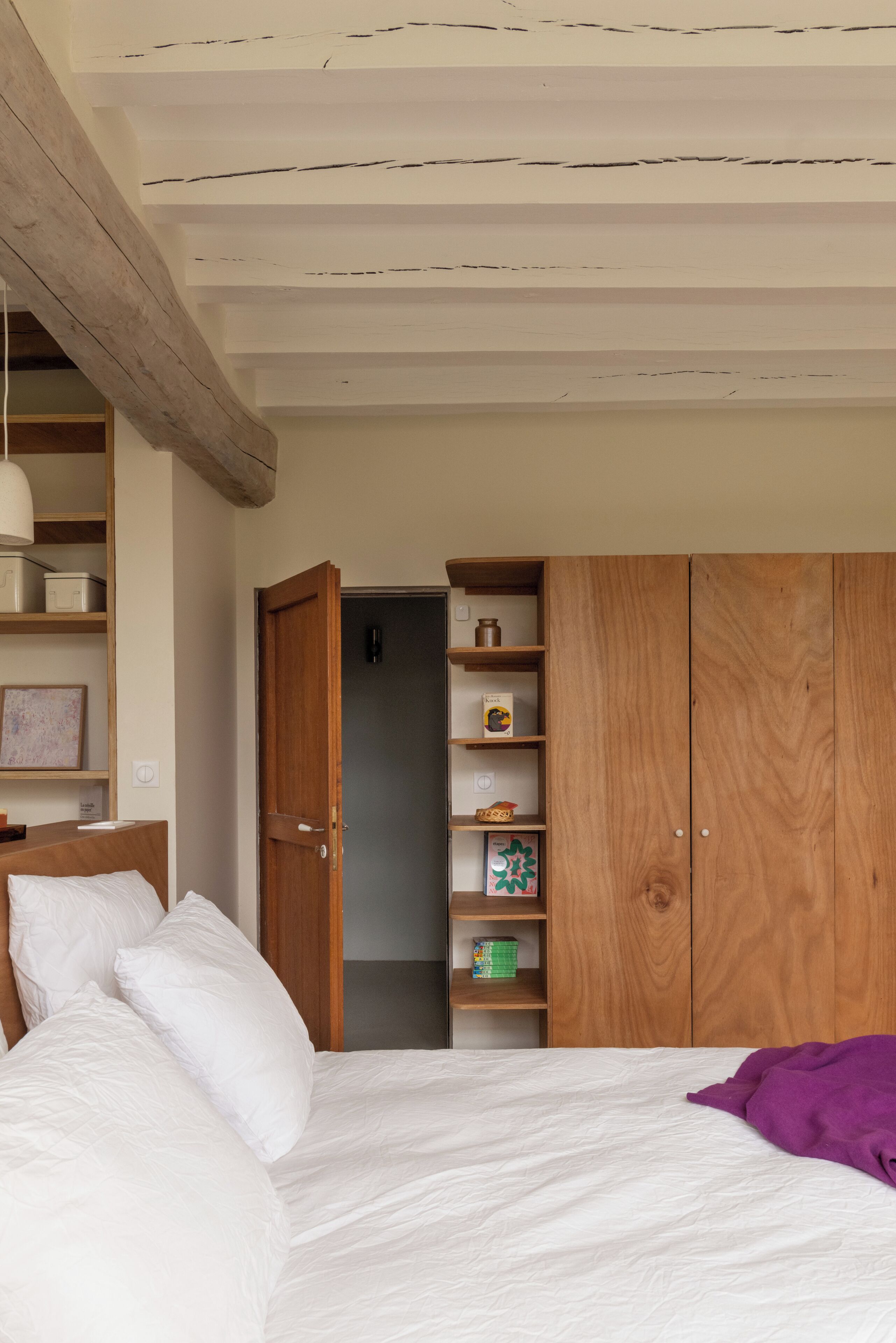 5 bedrooms, iron/ironing board, internet, bed sheets