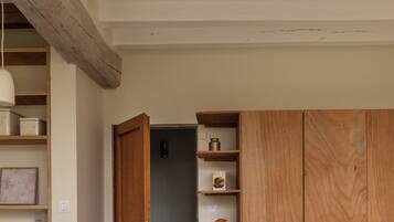 5 bedrooms, iron/ironing board, internet, bed sheets